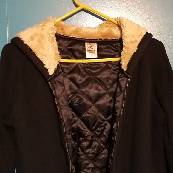 CLOSET CLEANOUT.   Thermal jacket with hood - Picture 6 of 6